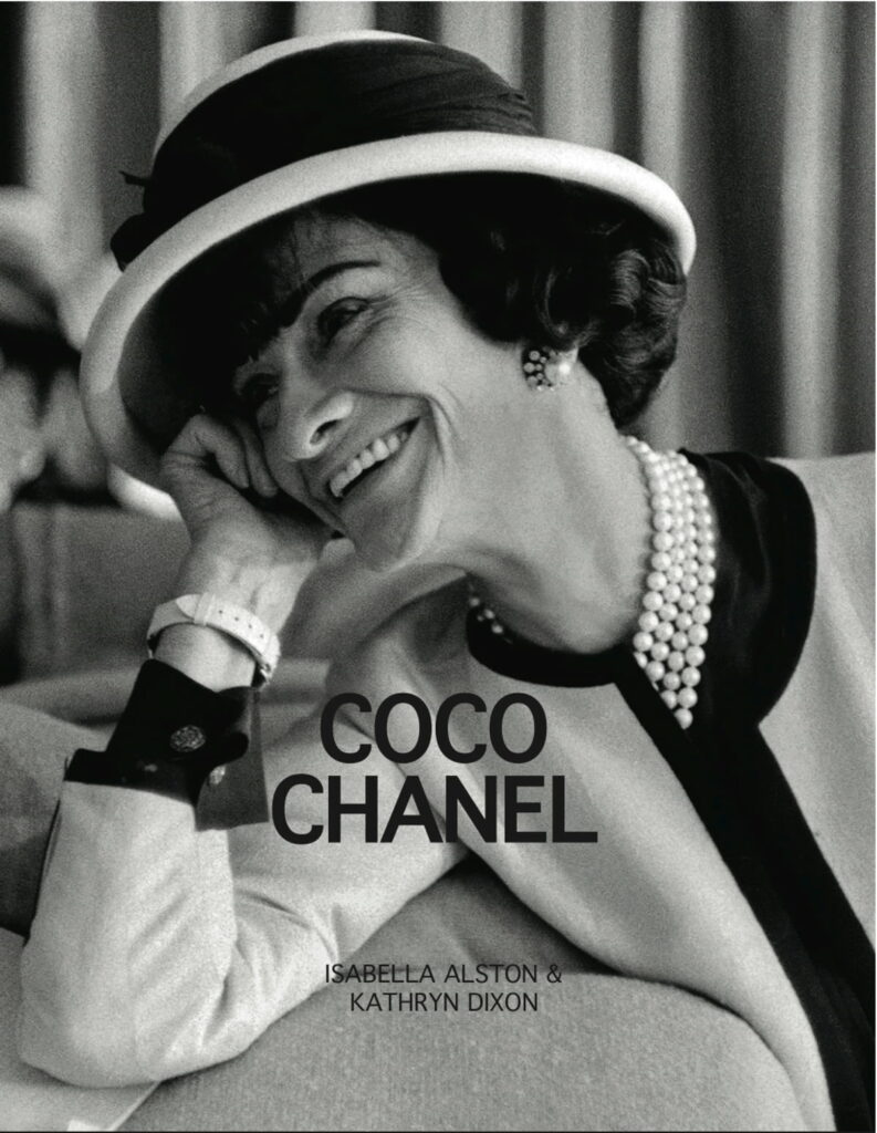 Gabrielle Bonheur Chanel née le le 19 août 1883 et décédée le 10 janvier 1971. CHANEL est connue pour avoir fondée la maison de couture Chanel en 1910. Avec la mode, le maquillage (fond de teint.
